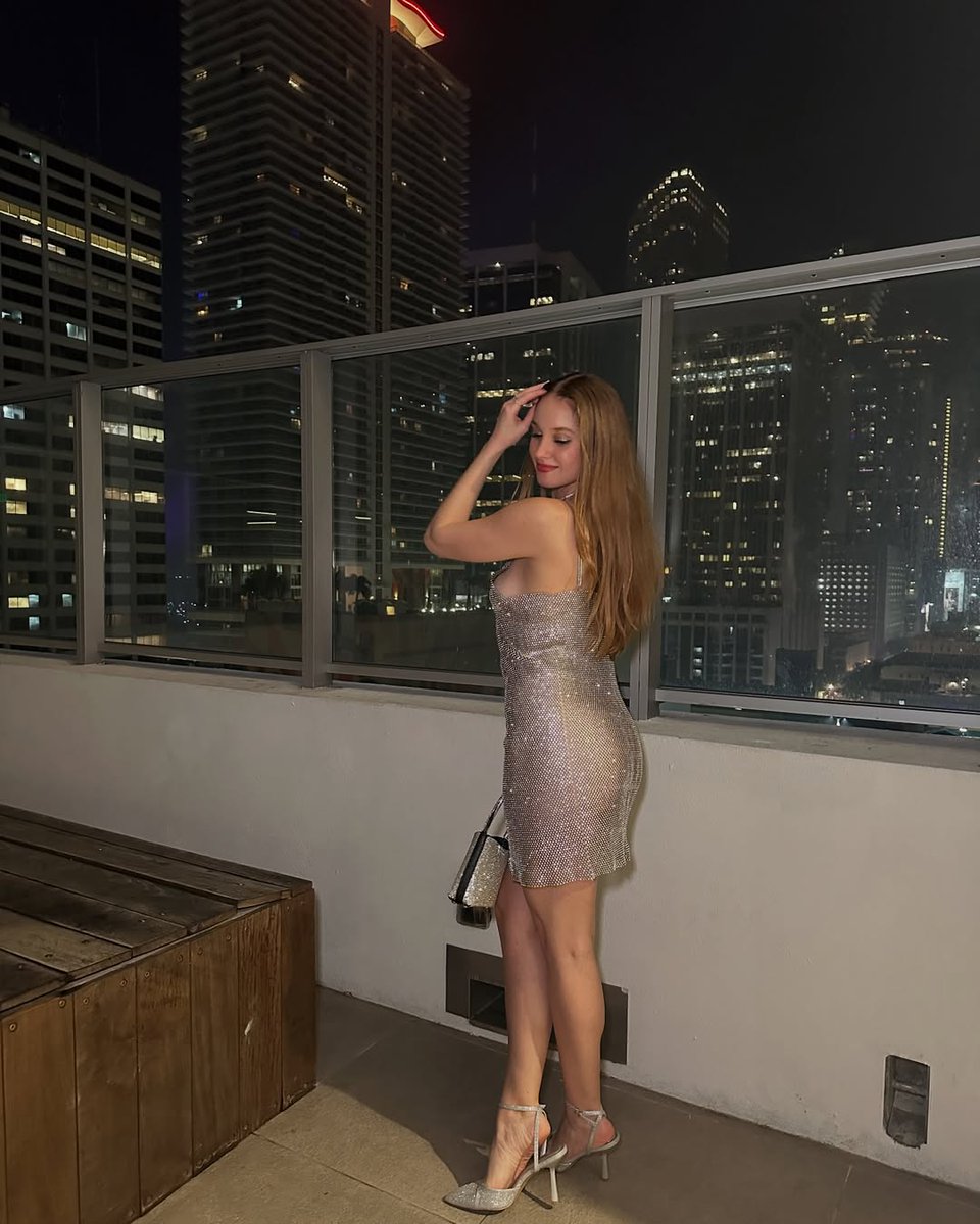 Sierra_offbm0's tweet photo. Shine bright like a diamond 💎 

Happy New Year!!🩶

.
.
.
.
.
# #sparklyshoes #downtownmiami #yotelmiami #yotel #dreampairs #shoedazzle #justfabpartner #justfabshoes #miamimodel #miamiinfluencer https://t.co/6ptVj5dtAB