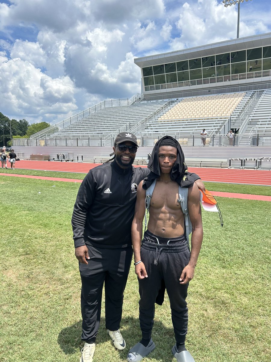 __jd11's tweet photo. Thank you @CoachHallUNCP for the opportunity and the invite to showcase my skills and working my craft.
@coachpoohward @PrepRedzoneNC @SunilSportsNews @LeonEasonJr1 https://t.co/vcvrqhJI1w
