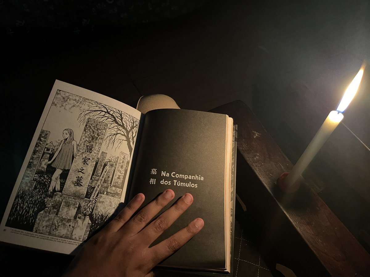 Vampireg0th4's tweet image. pov: o lugar onde você mora tem o costume de acabar a luz várias vezes, então quando você vai ler algo é assim: