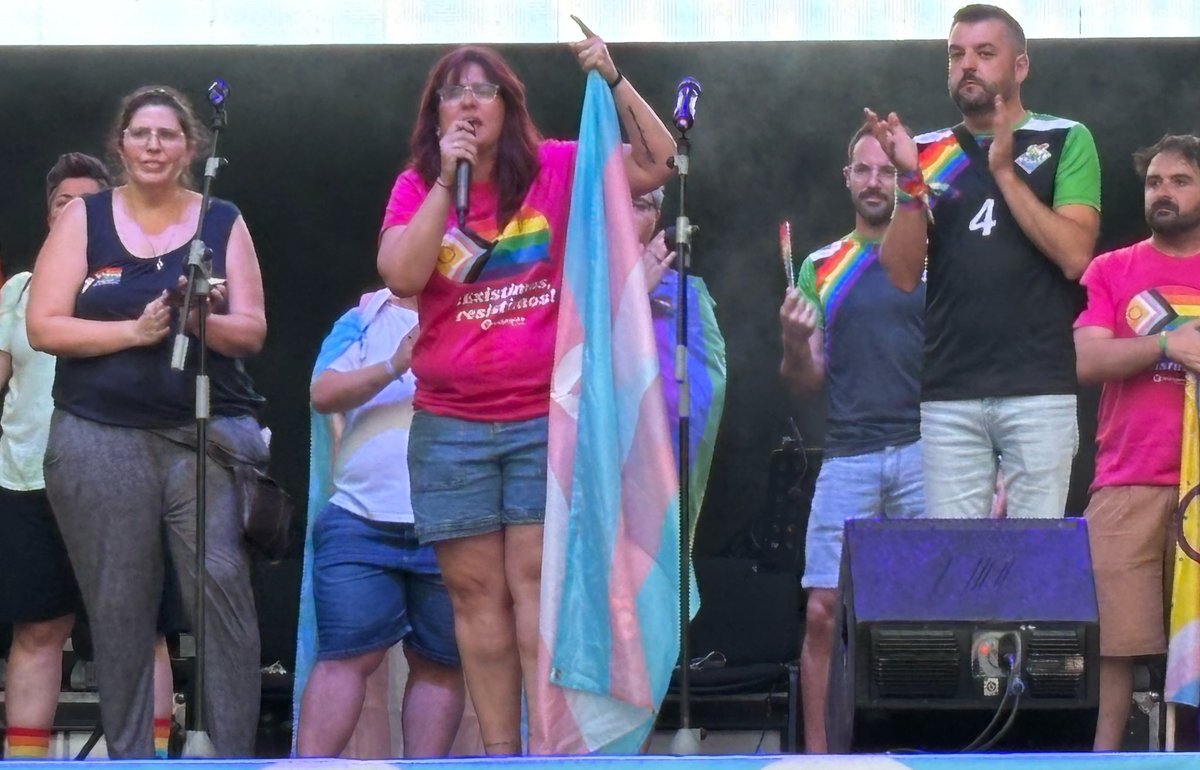 Estamos aquí para visibilizar la diversidad, para acompañar cualquier forma de ser, sentirse y amar. Estamos al lado y vamos en la misma dirección.
#DiaInternacionaldelOrgullo
#derechos
#extremadura