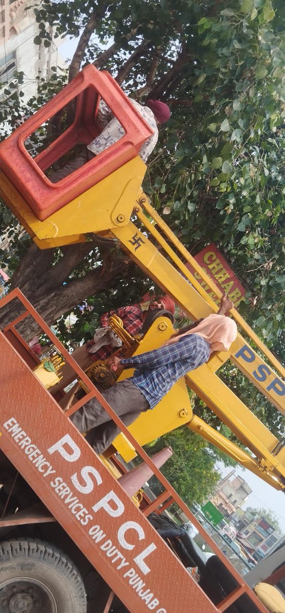 paramwaliaa's tweet photo. To provide relief to City 1 area residents, I'm continuously in contact with  SE/PSPCL Khn circle. Actually there's few problems noticed by PSPCL Khanna team for shot circuit in supply. For the removing faults, vehicle for repairing called from Sirhind. Now supply reinstated. https://t.co/aalMZNGZBJ