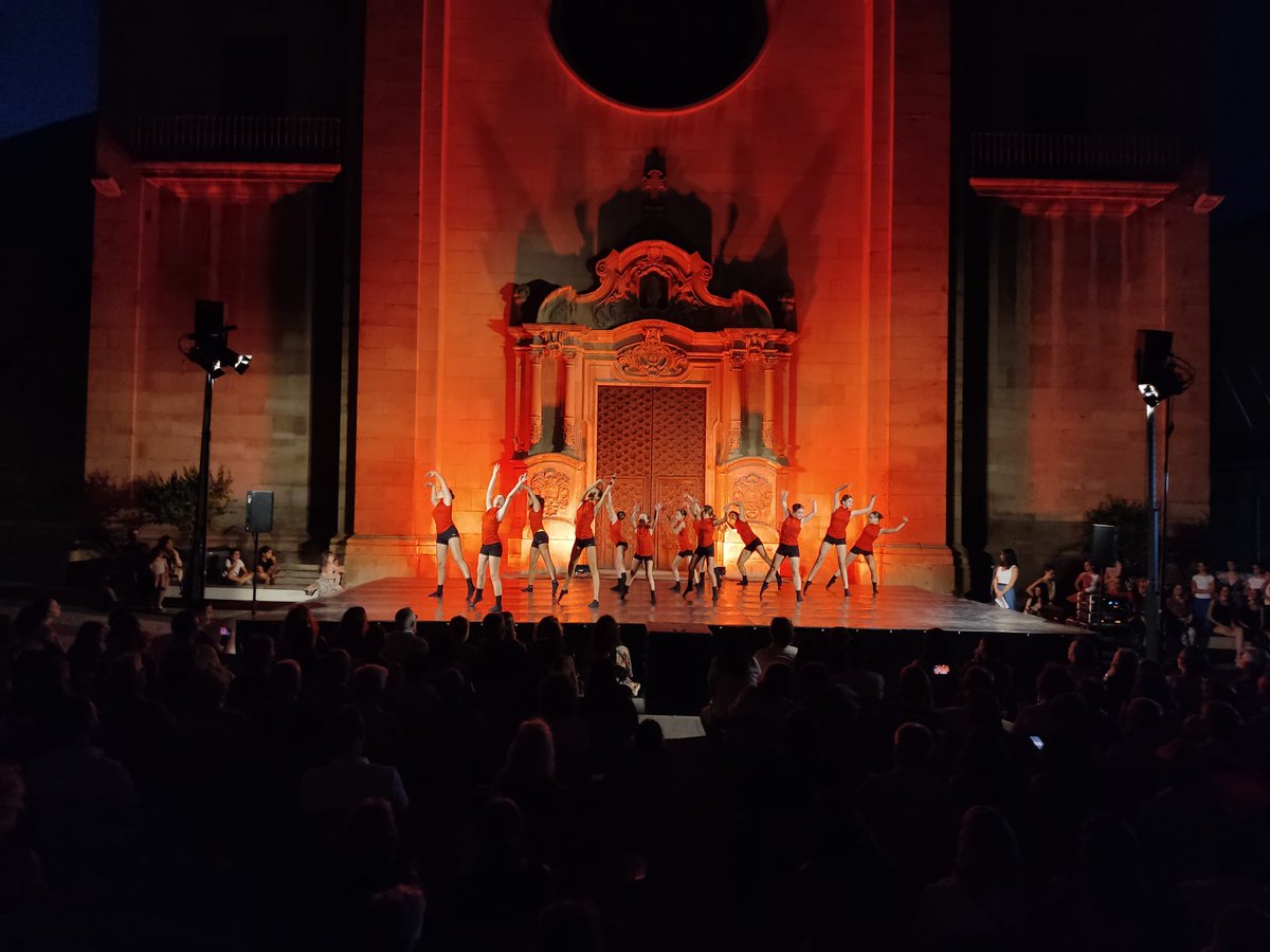 ajtarrega's tweet photo. 📸 La plaça Major de #Tàrrega s'omple de lluïdes coreografies amb la 1a Mostra d’Escoles de Dansa

👯 7 centres de formació de Catalunya, aplegant un centenar d'alumnes, interpreten dansa clàssica i contemporània

✅ Organitzat per Estudi Dansa Tàrrega i la Regidoria d'Educació https://t.co/cIHuqUn111