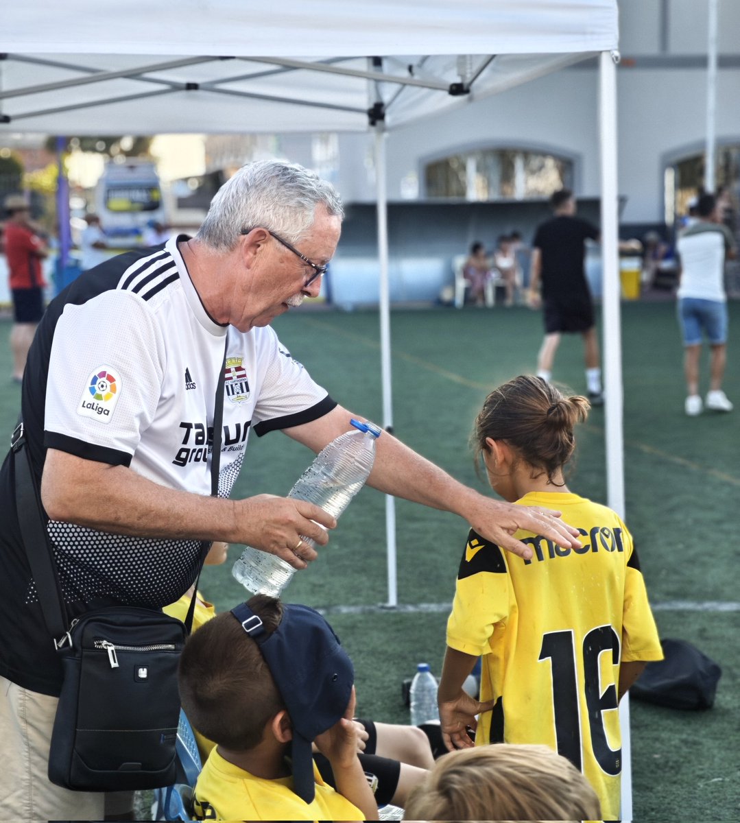 ✍🏼Cuando das y no esperas nada
a cambio, eso es amor. De eso se trata, y todo iría mejor en la vida 🇩🇰⚽🖤🤍

Pd: Hoy hacía un calorazo de 34° Y he sacado está foto👴🏼👶🏽