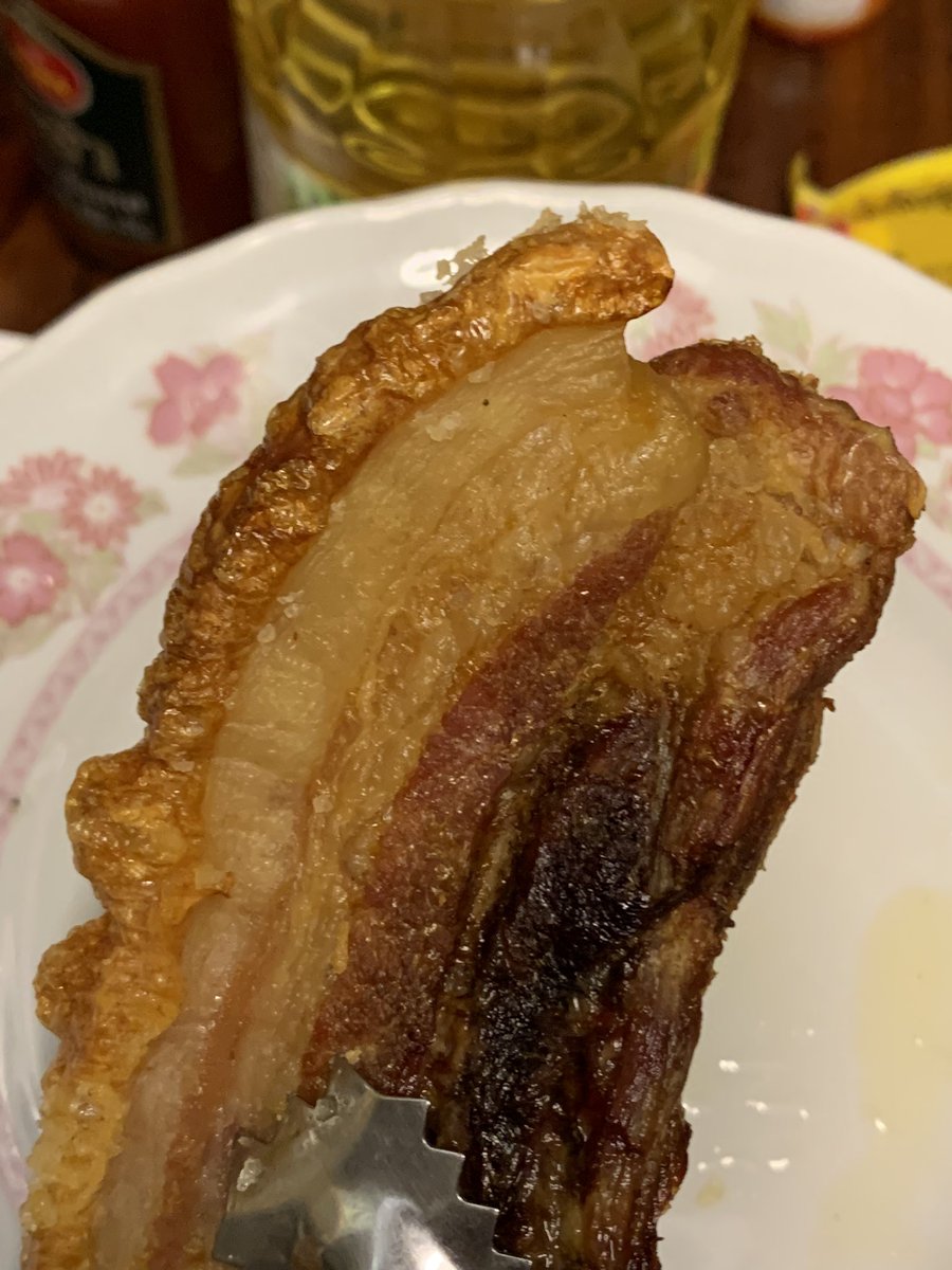 นี่คือหมูกรอบในทุกๆเวอร์ชั่นที่ได้ทดลองทำมามาหลายเดือน
ตอนนี้ฮายอยู่ในจุดที่พึงพอใจกับสูตรตอนนี้แล้วคับ ดีใจ ไว้มีโอกาสไว้ทำให้คนในวัดป่าได้ชิมกัน