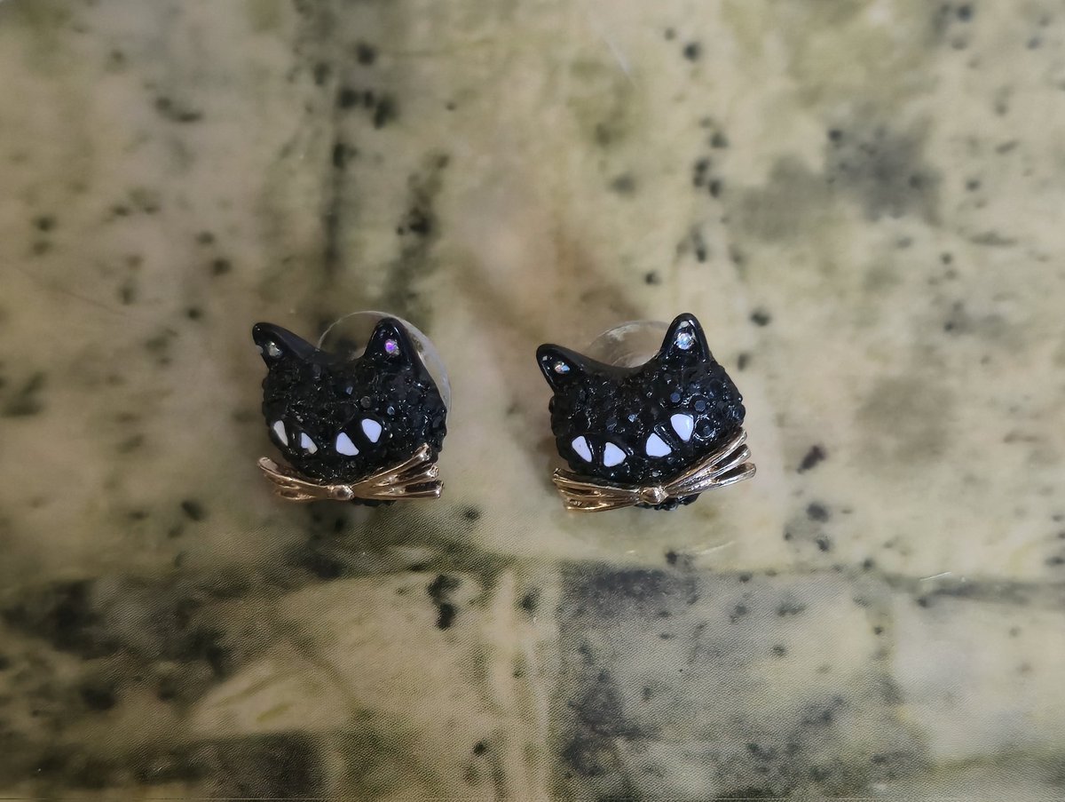 How cute are these little black cat earrings? 🥰 Happy Caturday