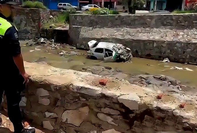 El temporal cobra otra vida. Una joven de 19 años cuyo vehículo lo arrastró la corriente de un arroyo en la colonia El Rosario en Tonalá. Su cuerpo fue localizado en el canal del Parque de la Solidaridad. Antes de fallecer le llamó a su papá para decirle que estaba atrapada.