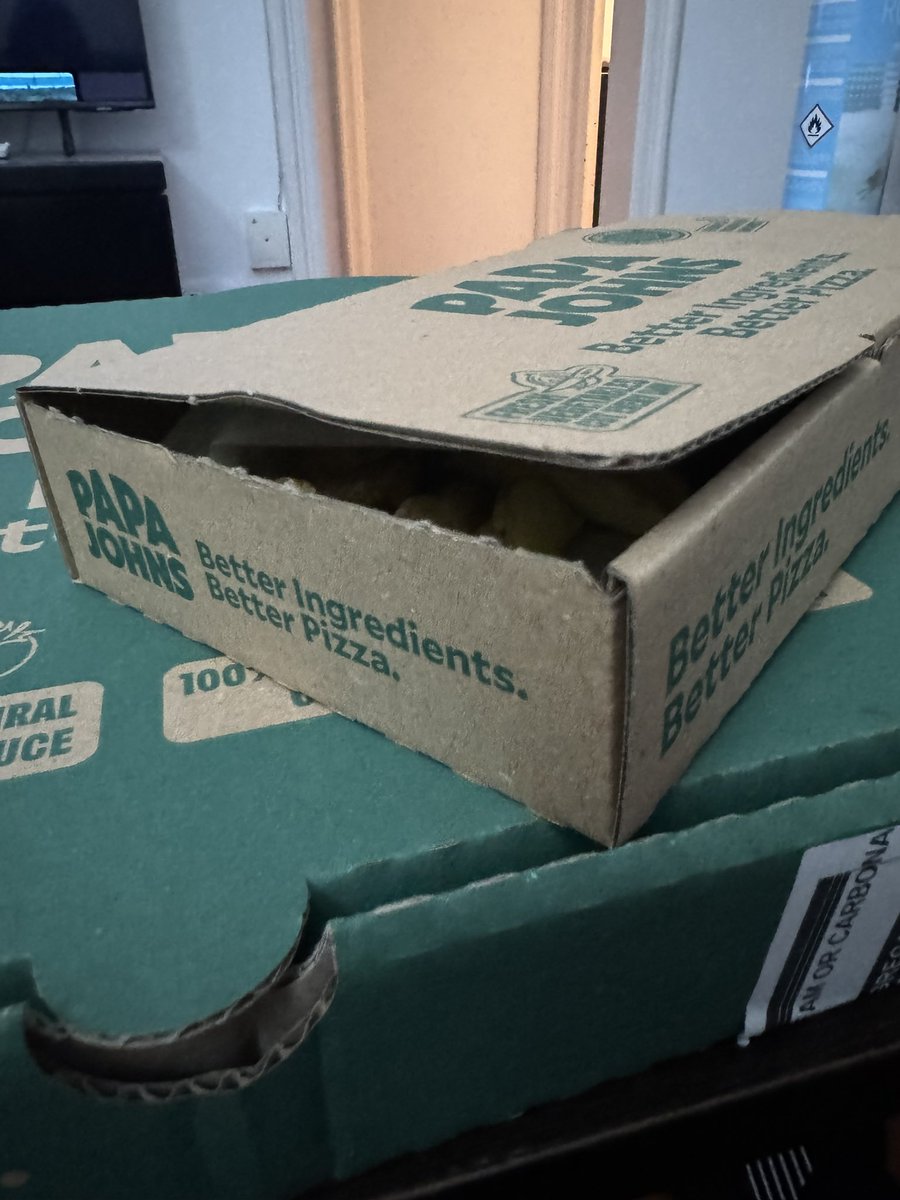 Claritasmile's tweet photo. @Glovo_ES @PapaJohns_ES pido Glovo con mi pareja nos viene el pedido abierto y sin las bebidas, llamamos al restaurante y dice el gerente que no se hacen cargo que lo habrá abierto el repartidor y que contactemos con Glovo, ni rastro de un teléfono en la app. Vergonzoso. https://t.co/o3mRJCoTLD