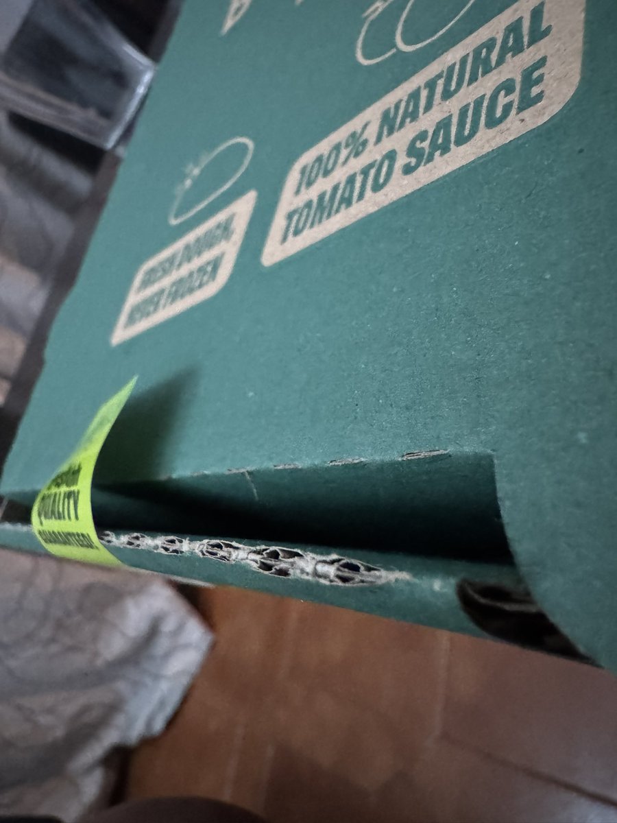 Claritasmile's tweet photo. @Glovo_ES @PapaJohns_ES pido Glovo con mi pareja nos viene el pedido abierto y sin las bebidas, llamamos al restaurante y dice el gerente que no se hacen cargo que lo habrá abierto el repartidor y que contactemos con Glovo, ni rastro de un teléfono en la app. Vergonzoso. https://t.co/o3mRJCoTLD
