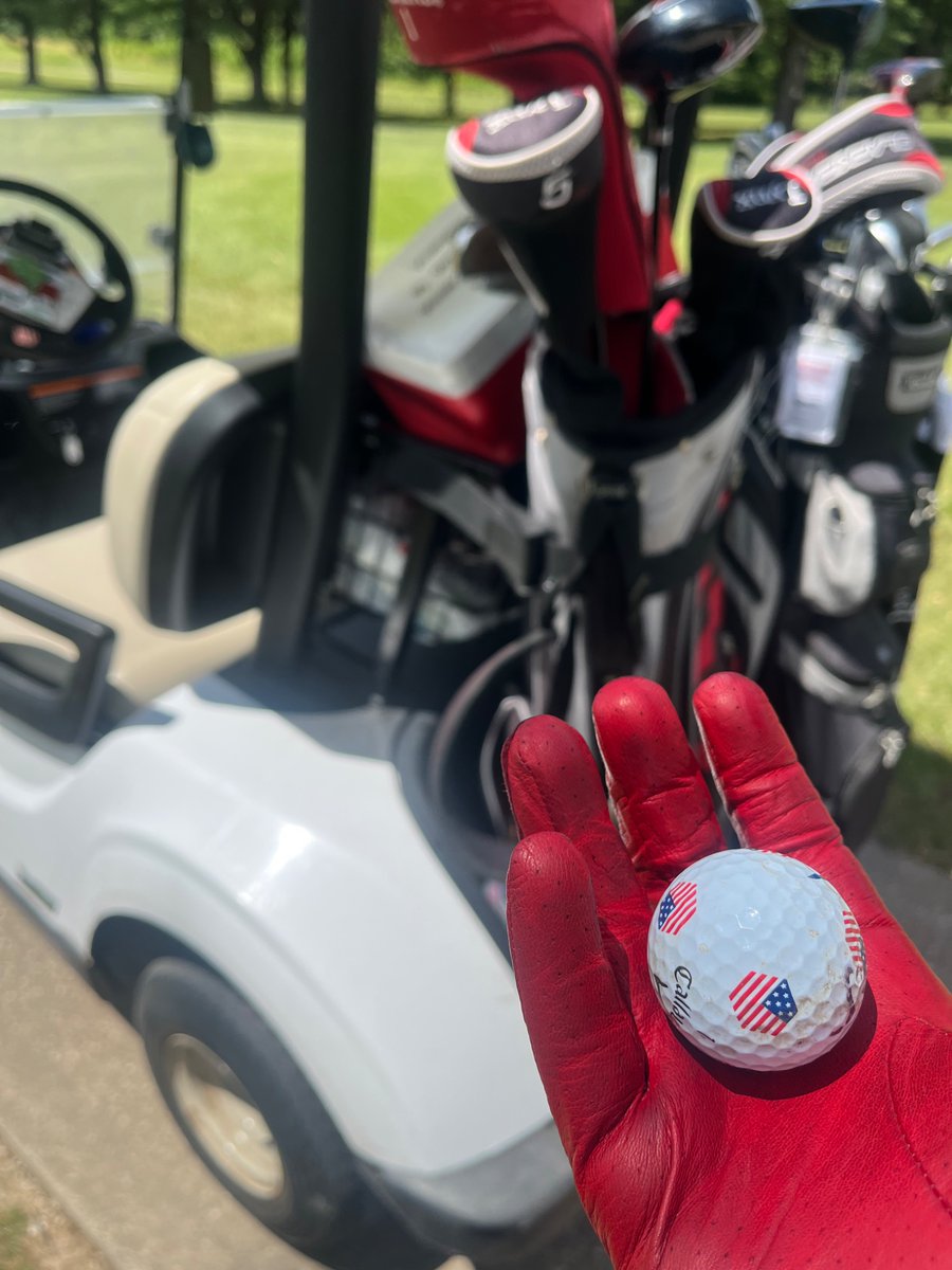 HeadcaseKicking's tweet image. You measure your golf game by where you are at in relation to par.
I measure my golf game by how many balls I lose.
We are not the same.