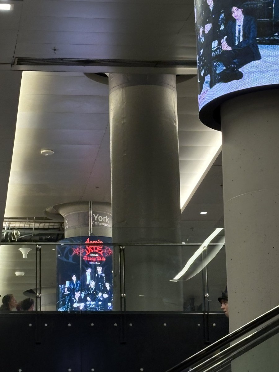 143lovestay's tweet photo. skz spotted at union station!! https://t.co/Df7h7yhv4p