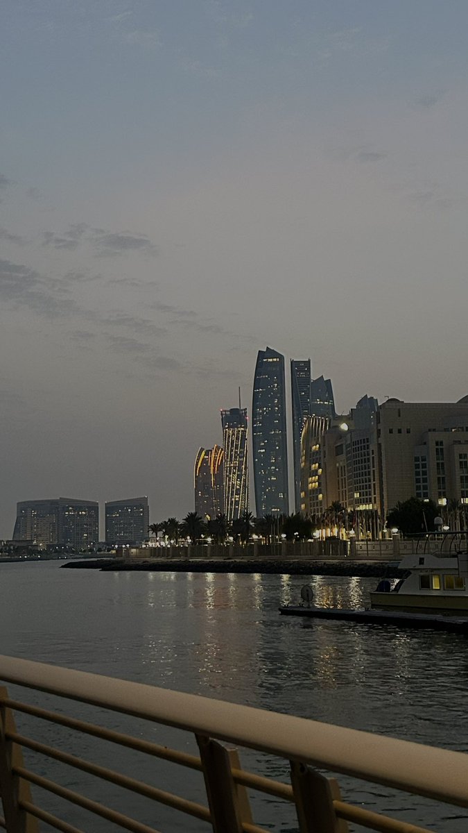 ms_b64's tweet photo. 🪄🌃 https://t.co/R54H3Q2PqI