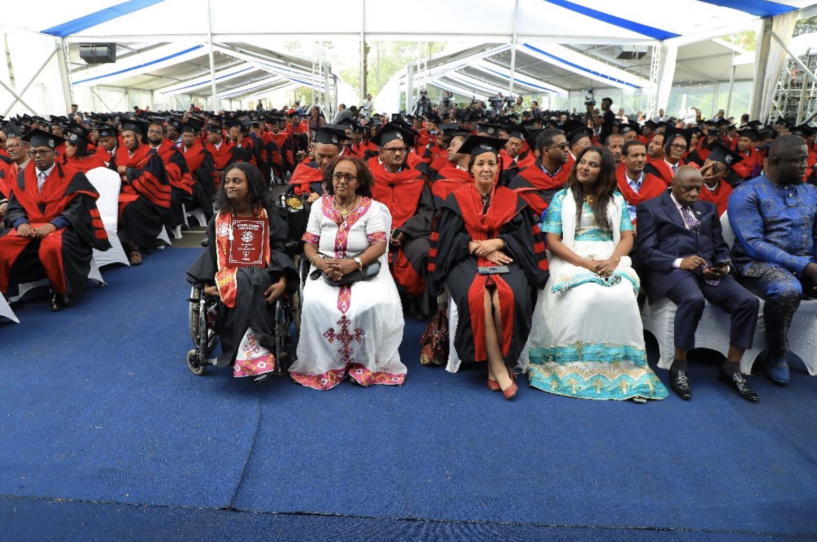 POEthiopia's tweet image. “እንደተመራቂ ማሰላሠሉ የሚጀምረው ከእናንተ ነው።ንባባችሁ ሁሉ የተለየና የሰላ መሆን አለበት።ዓለምን አንብቡ፣ተረዱ ነገር ግን በኢትዮጵያ ዓይን ተርጉሙት። ስነ ጽሁፍን አጥኑ፣ሆኖም ኢትዮጵያዊ ትውፊትን አትርሱ….”