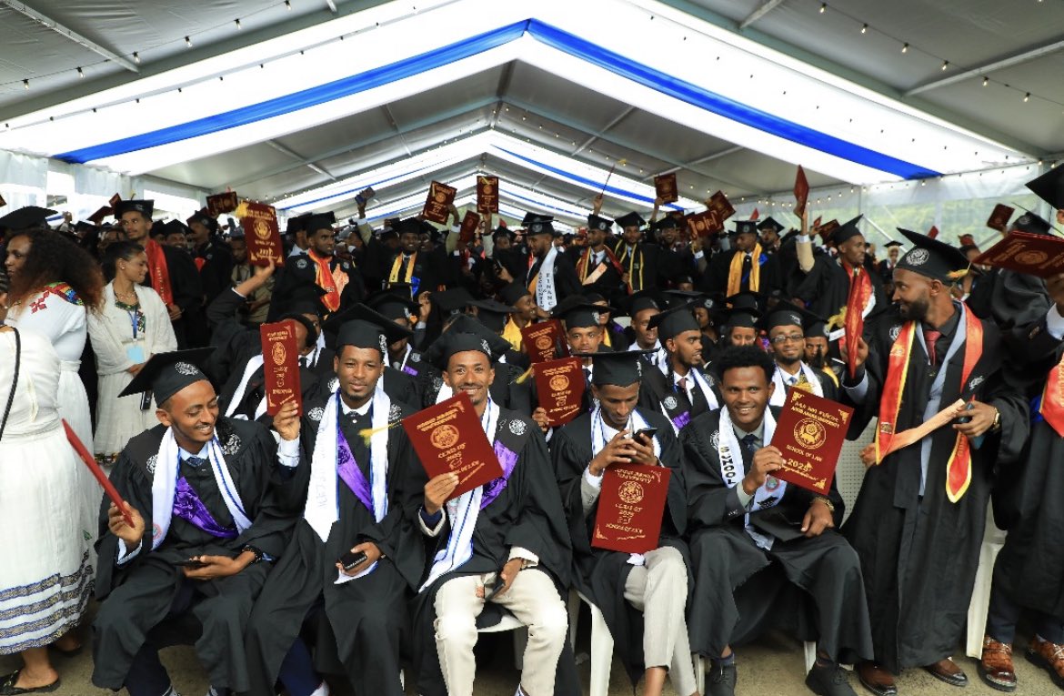 POEthiopia's tweet image. “እንደተመራቂ ማሰላሠሉ የሚጀምረው ከእናንተ ነው።ንባባችሁ ሁሉ የተለየና የሰላ መሆን አለበት።ዓለምን አንብቡ፣ተረዱ ነገር ግን በኢትዮጵያ ዓይን ተርጉሙት። ስነ ጽሁፍን አጥኑ፣ሆኖም ኢትዮጵያዊ ትውፊትን አትርሱ….”