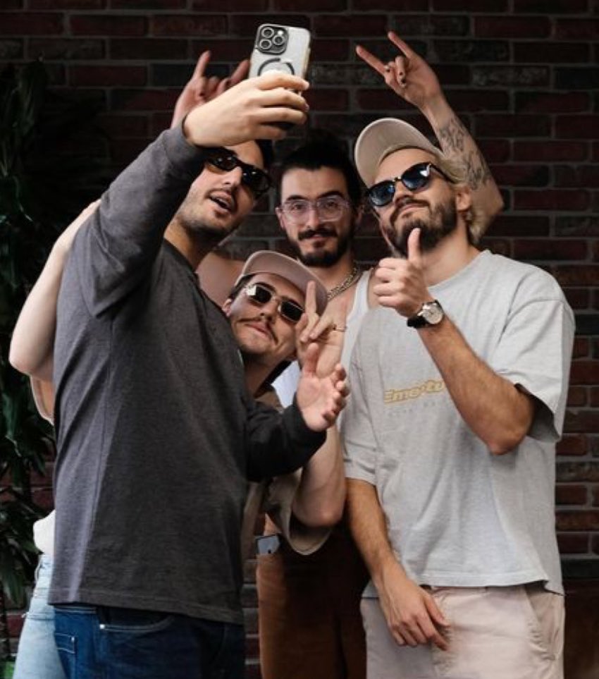 malikitsmylife_'s tweet photo. uno de mis sueños es tener una foto con todos los morat tomada por isaza🥲 https://t.co/vF9kmPjqG6