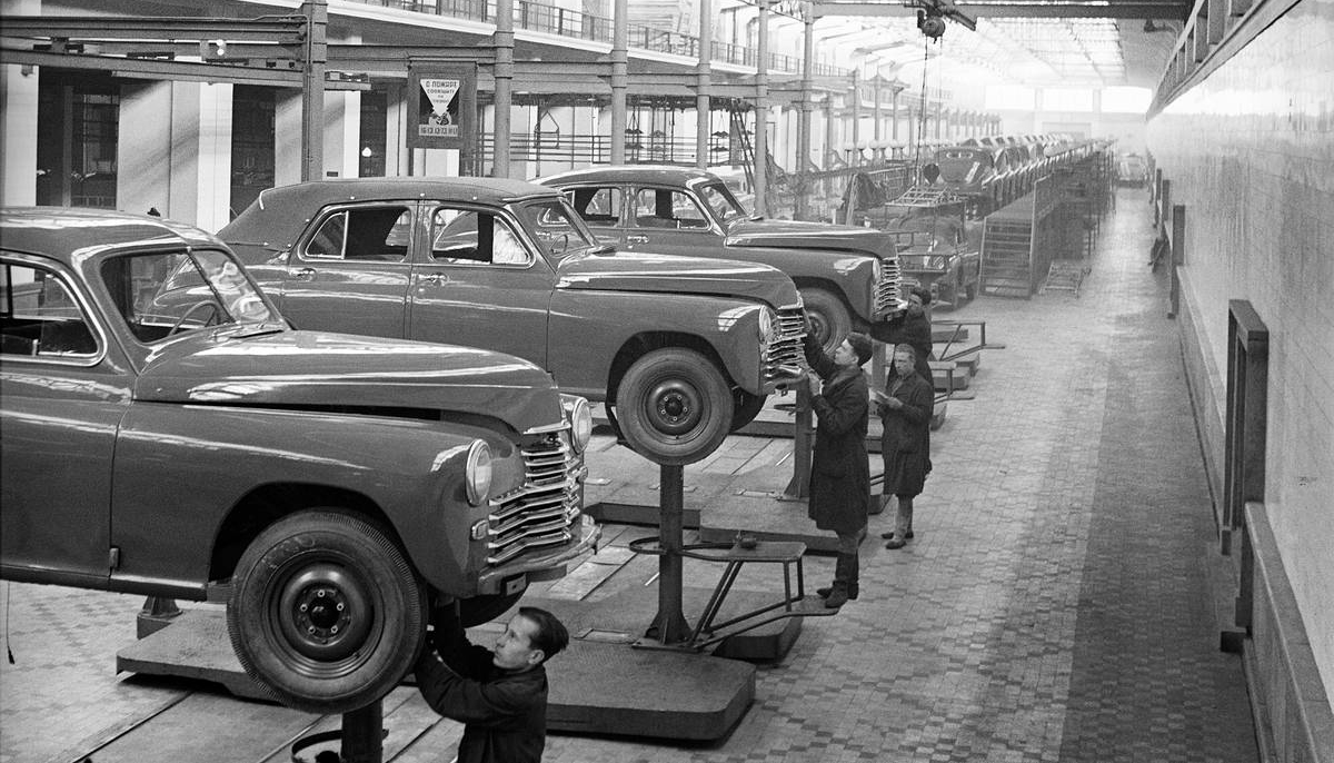 Russia's tweet image. 🛠 GAZ-M20 #Pobeda was more than a car — it was the Soviet Union’s statement of recovery after #WWII.

🏭 This epic vehicle was literally built on the ruins of the Gorky Auto Plant, which rose from the ashes in just 100 days after massive German bombings in June 1943.