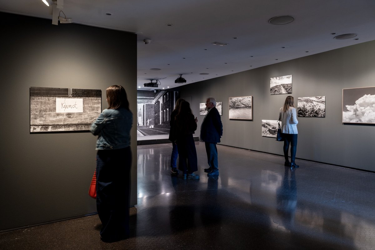 📸 La exposición 'Flucht. Las huidas de Walter Benjamin' nos invita a mirar la memoria. Este ensayo fotográfico de Espe Pons que sigue los pasos del filósofo alemán en su último intento por escapar del horror nazi.

©Jorquera

Más info en 🔗 phe.es/exposicion/flu… 

 #PHE25