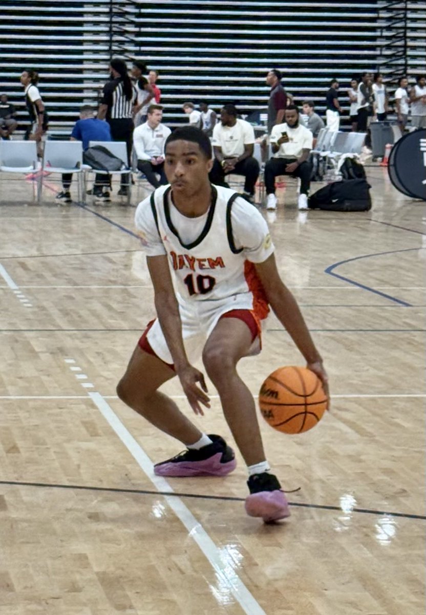 James Monroe HS 6’0 2027 Quimar Crittenden ⁦<a href="/quimarcritt2027/">Quimar Crittenden</a>⁩ breaks his man down w/quick between the legs dribbles and a strong  burst.  He got to the rim at will all afternoon long. Solid lead guard!  #BigShots #ECLShowcase ⁦<a href="/BigShotsToday/">Hit The BIG SH🏀TS</a>⁩ ⁦<a href="/BigShotsGlobal/">BIG SH🏀TS</a>⁩