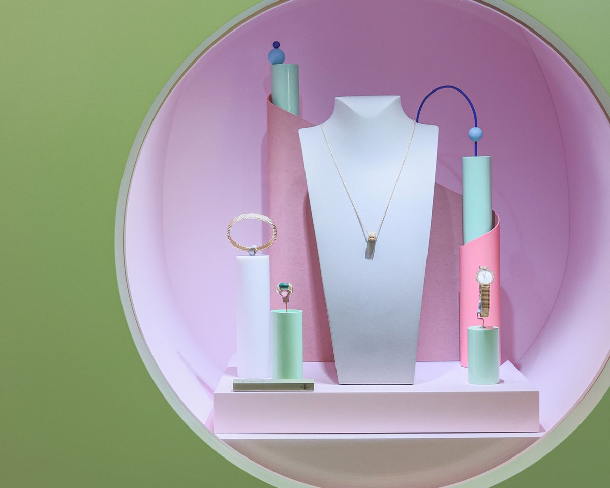 Bagaholicboy's tweet photo. The #VanCleefArpels Perlée Pop-Up Arrives In #IONOrchard Singapore https://t.co/z12xg5kA9r #VCAPerlee https://t.co/RRRdqxh6ci