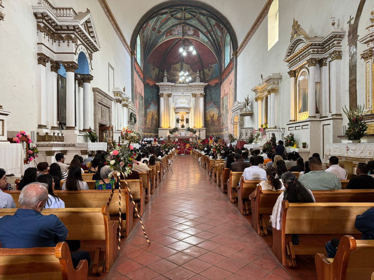 En el pueblo mágico de TEPOZTLÁN hemos celebrado dos eucaristías para conferir el sacramento de la confirmación a un nutrido número de adolescentes y jóvenes.
La belleza del templo nos ayudó a encontrarnos con el Misterio de la Gracia!
Dios les bendiga siempre! Ánimo!