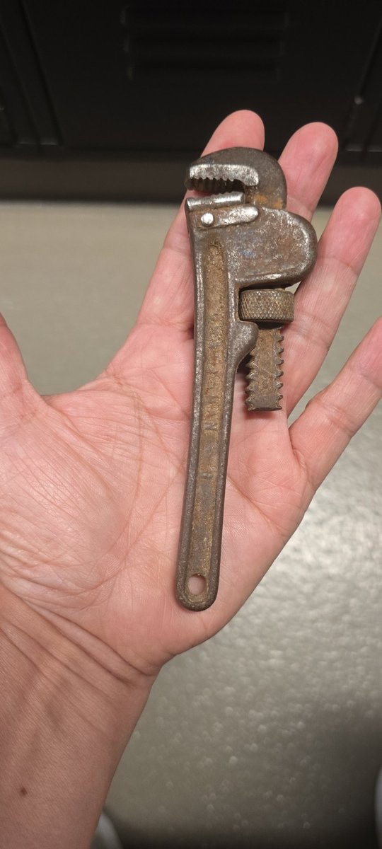 Debbs22's tweet image. It's a treasure i found at an estate sale. I'm going to clean it up and put it in my toolbox.