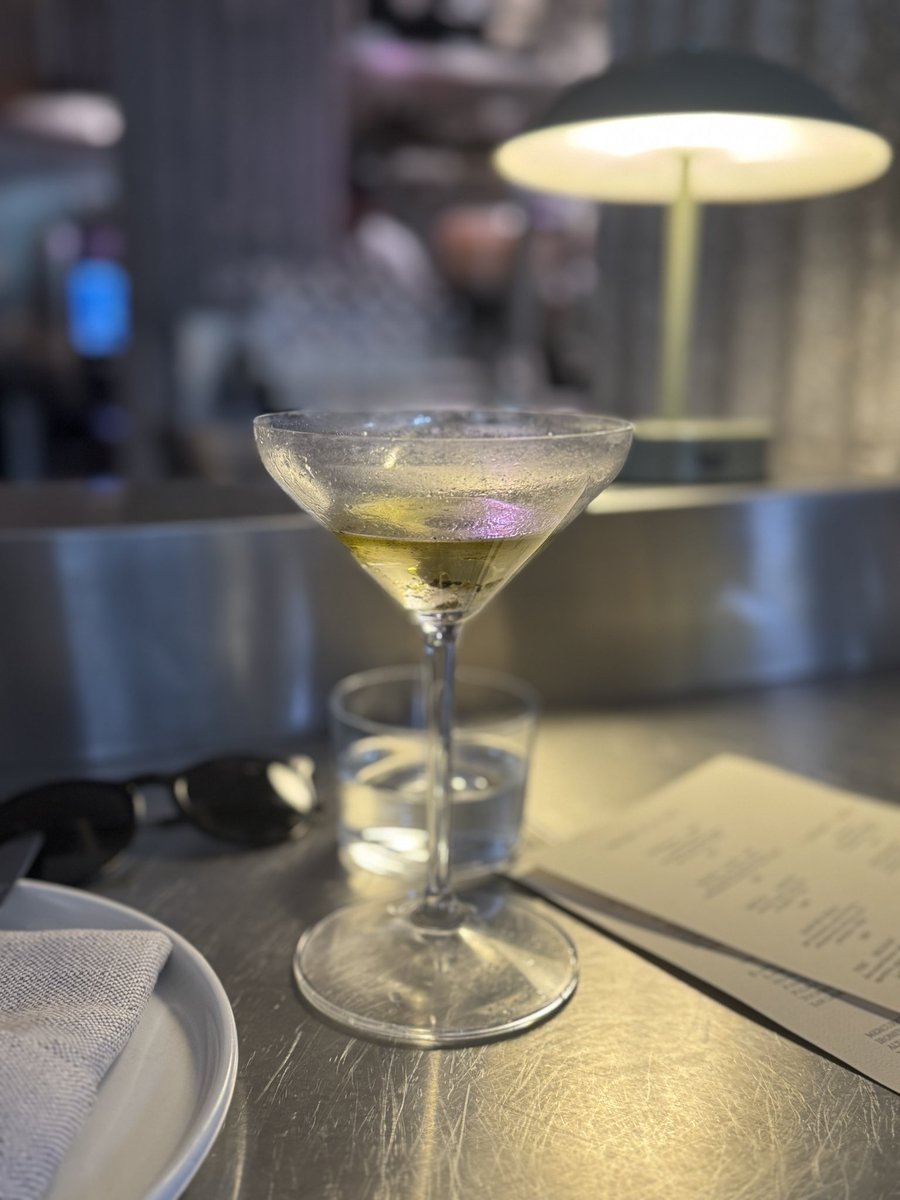 Si me ven tomando sola en la barra de un bar, déjenme, es justo donde quiero estar.