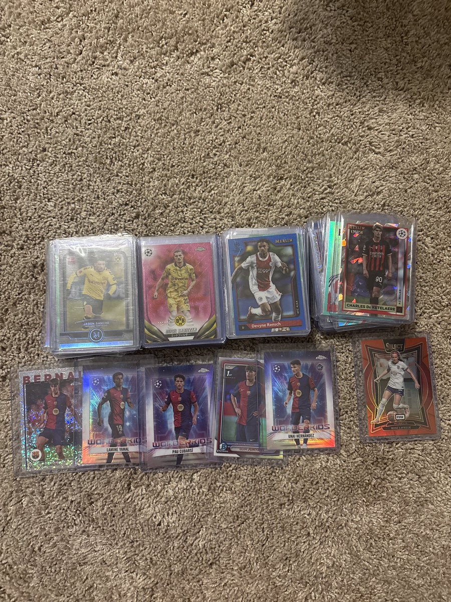 Big United lot 
14 sapphire base, 44 base, 15 numbered 
Take all for $45 shipped

Big Chido lot
2 numbered, 1 youthquake, 6 silvers, 23 wonder kids 
Take all for $35 shipped

70 numbered cards with a yamal silver and some Barca silvers 
Take all for $60 shipped