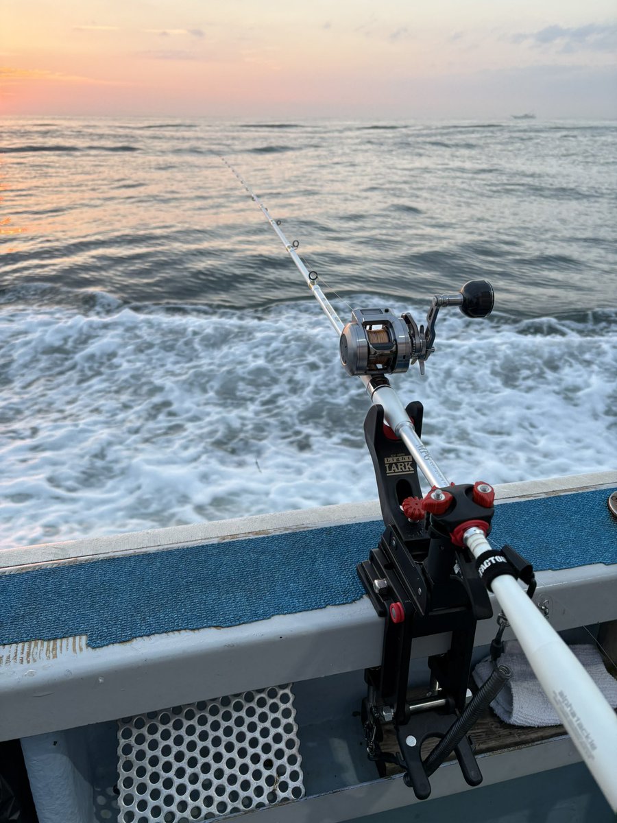 yskLIV's tweet photo. この後、外れた尻手ロープを直そうとしてロッドキーパーにセットしたら、弾みでお気に入りのShibukiとオシコンのセットが海の藻屑となってしまいました・・・

ショックが大きくて何も手に付かない

#アルファタックル
#SHIMANO https://t.co/uHLBCzZovC