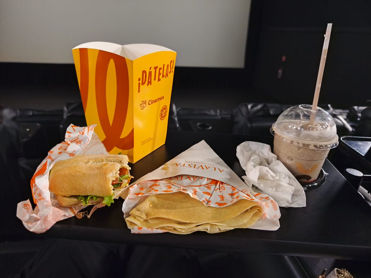 KikisTigre's tweet photo. Tarde de cine... #LiloYStich 🥰 https://t.co/y6sByERpvH