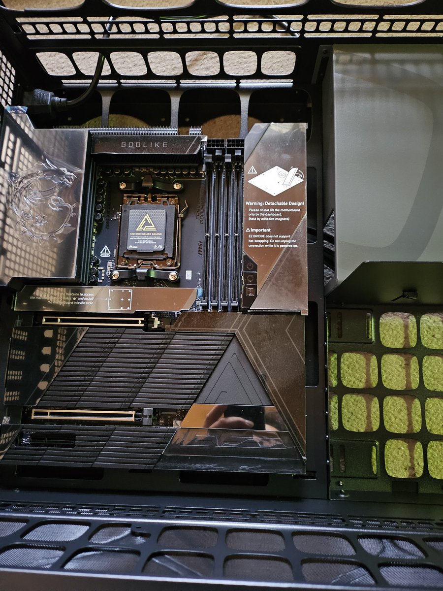 GUCCHIPON's tweet image. 覚悟はしていたけれど
ケーブル取り回しが大変そう•••

#GODLIKE
#GeometricFuture