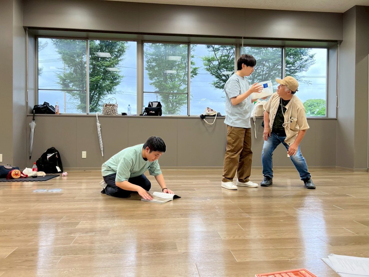 DoramaSf's tweet photo. 今日で6月も終わっ...おわっり！？
一年の半分が!?おわっ...おわり！？

7月8月は新しい挑戦が目白押し！
新しい団員も増えて、頑張っていきますぞぃ！

#newarival 
#劇ラボ実行委員会
#劇団偽物科学
#久留米
#演劇
#腕を広げると飛んでるよう https://t.co/CWj5TXpZiT