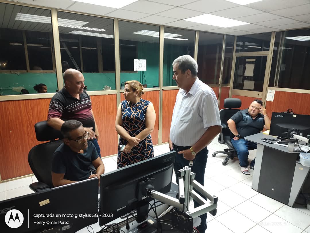 SuselyMorfaG's tweet photo. Ante la tensa situación energética que atraviesa el país, nos encontramos reunidos en el Despacho de Cargas de la Empresa Eléctrica de #VillaClara, evaluando y coordinando acciones para mitigar las afectaciones a la población.
#JuntosPorVillaClara https://t.co/Xl3FnYUBJJ