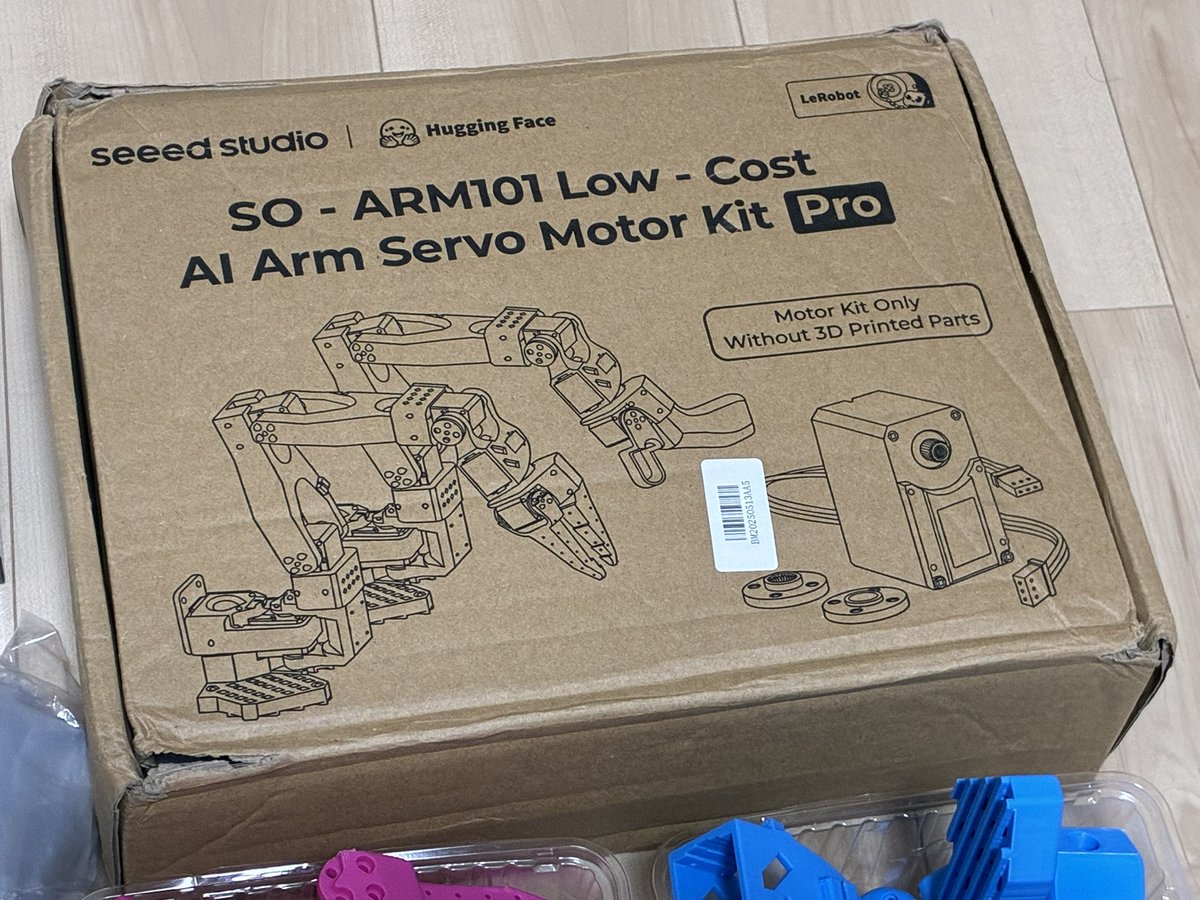 一部界隈で流行っているらしいロボットアーム「SO-101」を入手。樹脂パーツは自前で印刷。全部揃ったので製作せねば。3Dプリントネタとして始めたので、模倣学習まで持続できるか不明。

それにしても外箱がボロボロ。アリエクからの配送途中どういう扱いを受けたのか不憫に思う。