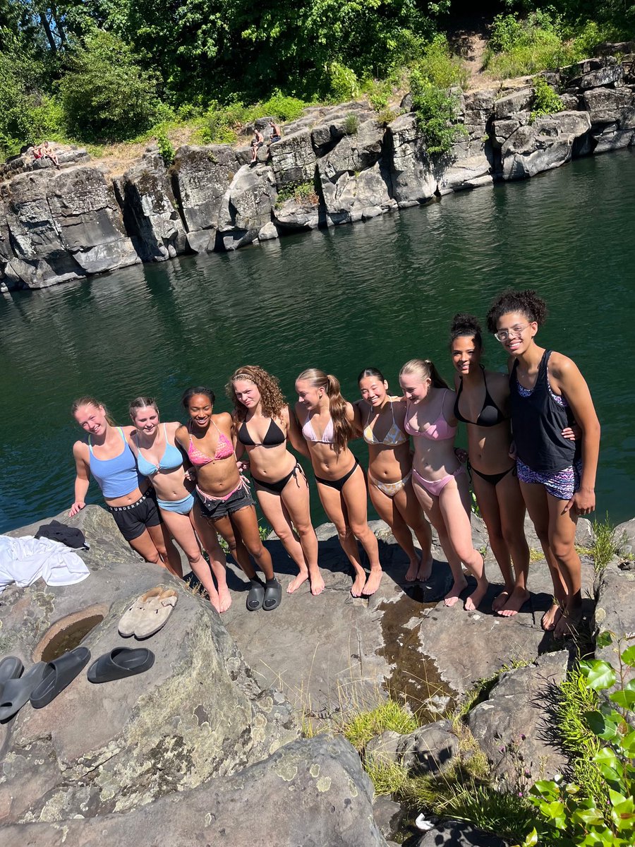 W2WBasketball's tweet image. Fun in the sun ☀️
Great start in OR- both teams undefeated heading into Sunday games!