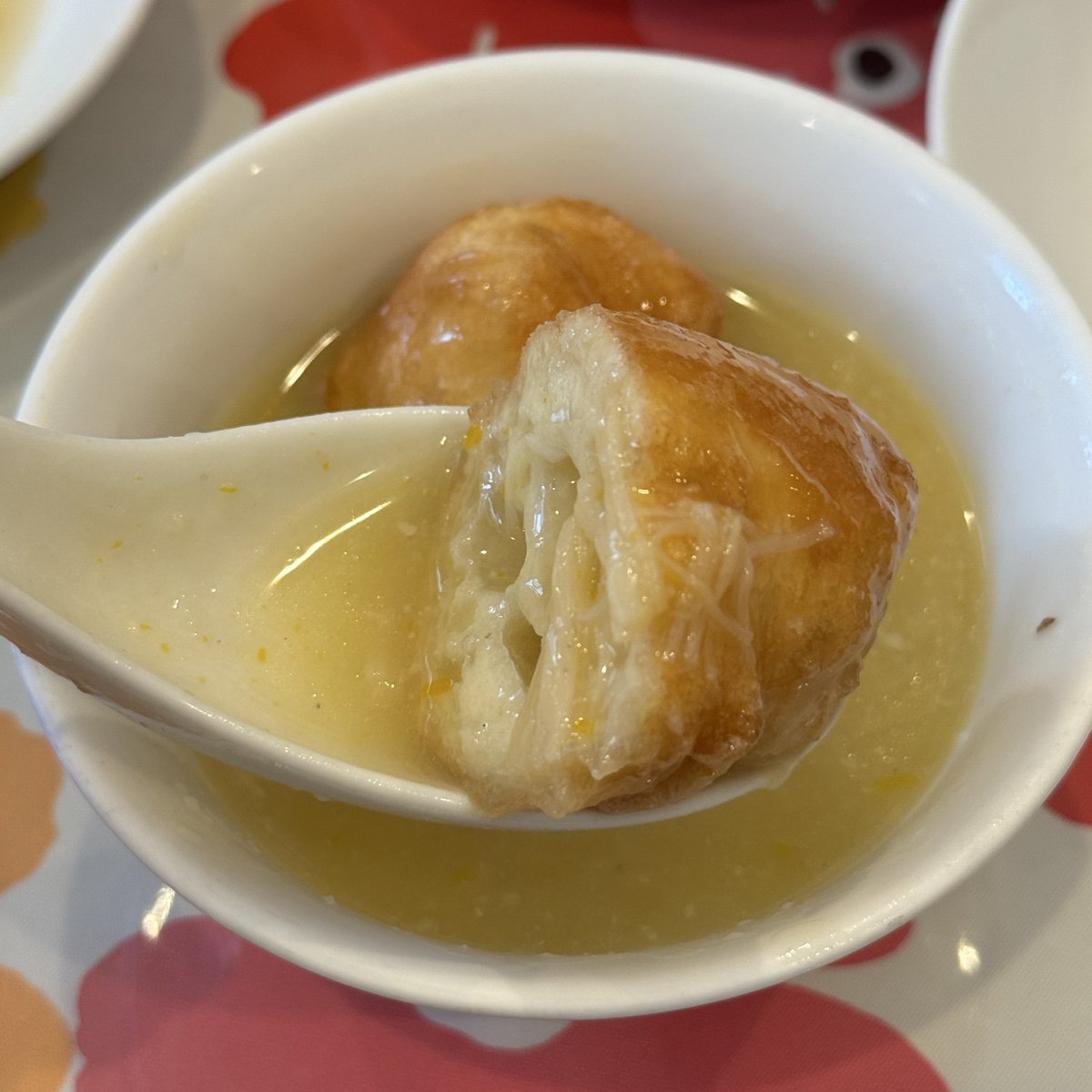 micmicT's tweet photo. お粥で具材をどんどんゆでて食べてゆでて…の繰り返しでうまいもん地獄でした
イカとしいたけが特に🙆‍♀️ https://t.co/h4z91qtSbB