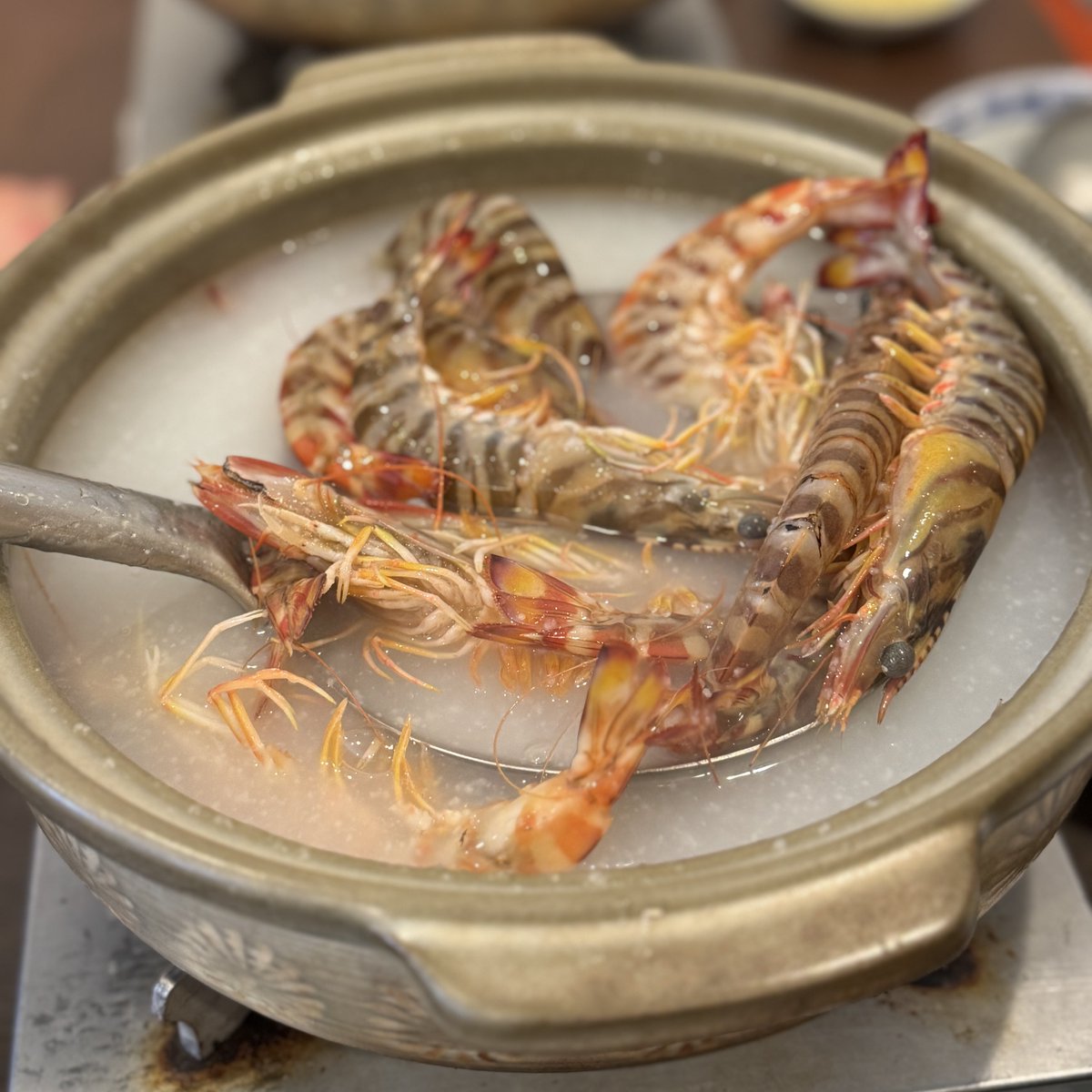 micmicT's tweet photo. お粥で具材をどんどんゆでて食べてゆでて…の繰り返しでうまいもん地獄でした
イカとしいたけが特に🙆‍♀️ https://t.co/h4z91qtSbB