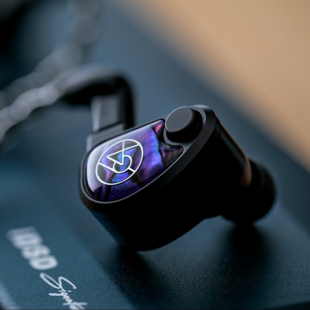 Volür's isobaric low-drivers’ damping decreases low-frequency smear, lowering the noise floor to a darker background between notes and beats, allowing details to shine. This creates more palpable impact, with subtle sub-bass information revealing the artist’s true intentions, and