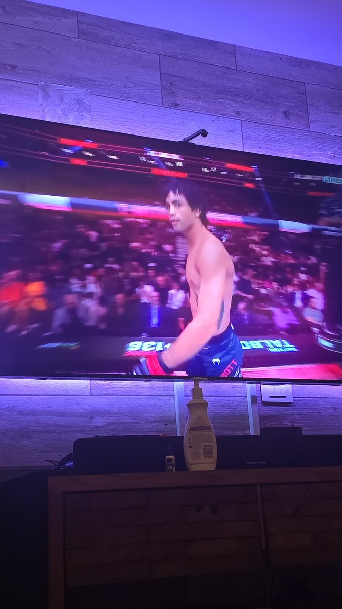 Saludos <a href="/GersonMarlon/">Marlon Gerson</a> y <a href="/salassensei/">Guillermo Sensei Salas</a> desde Cancún. Como misa todos los sábados viendo la <a href="/ufc/">UFC</a> por <a href="/FOXSportsMX/">FOX Sports MX</a>