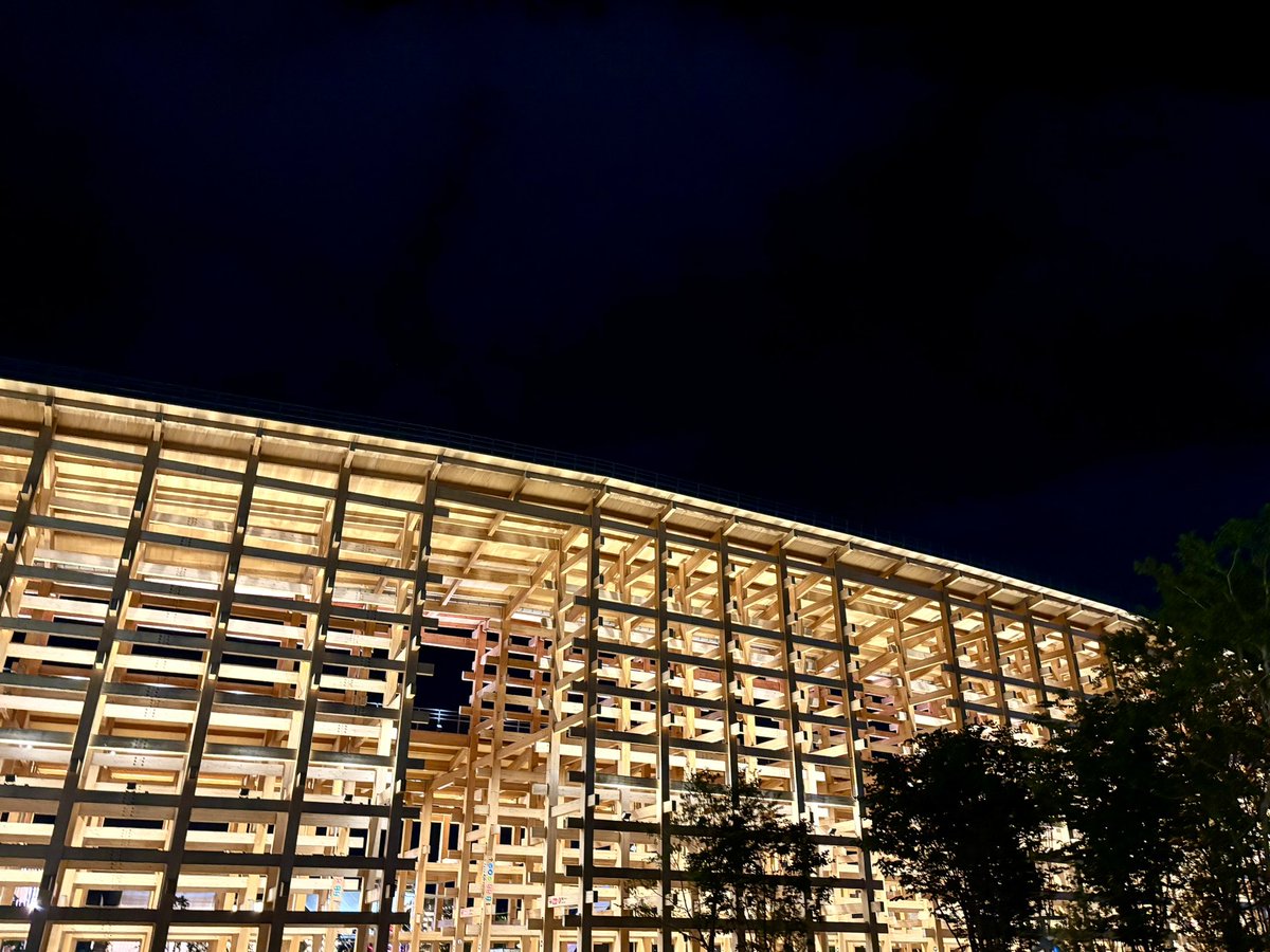 ochanosusume's tweet photo. こんにちは。
今日は、大阪・関西万博(日本国際博覧会)の大屋根リングについて投稿です。ギネス世界記録に登録された世界最大の木造建築物。圧巻で美しい。万博の開催期間は2025年4月13日(日)〜10月13日(月)の184日間。
#大屋根リング
#関西万博
#大阪万博
#日本国際博覧会
#夢洲駅 https://t.co/9Q6vGk4R1t