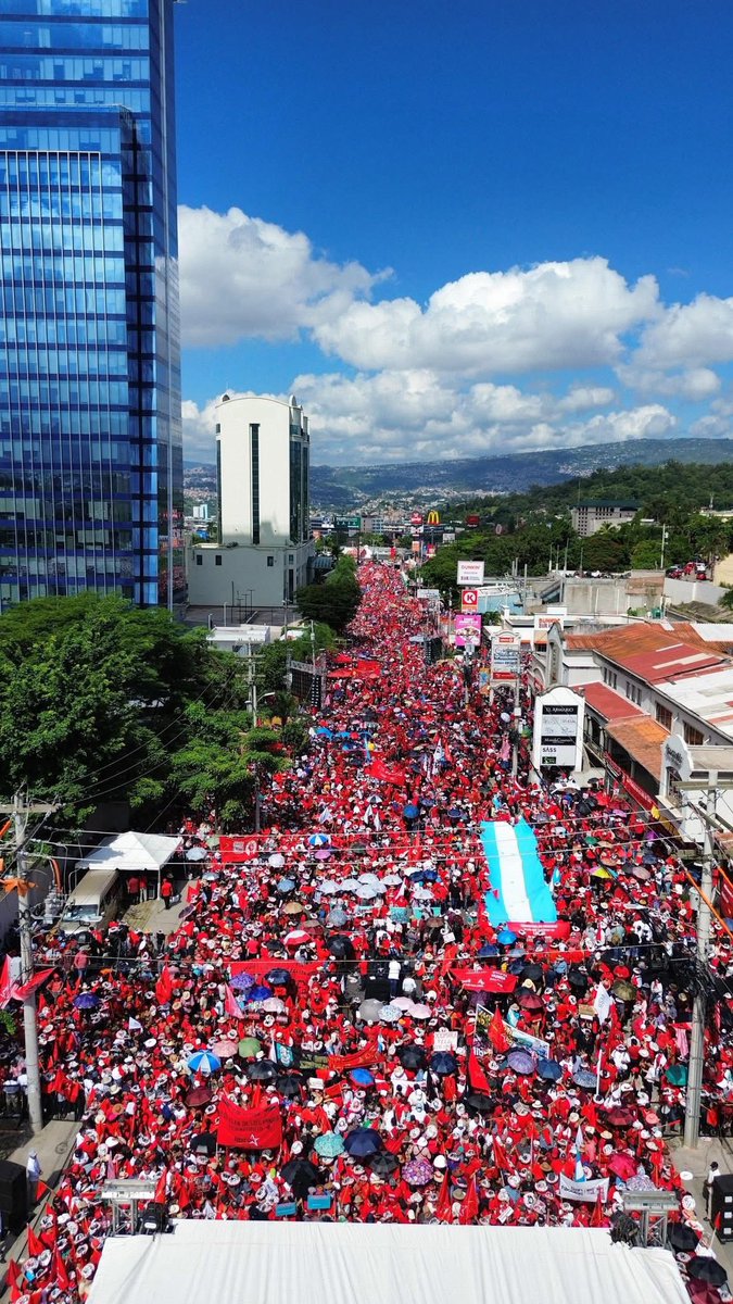 28 de junio, Honduras.

2009: Tanques frente a Casa Presidencial.
  
2025: Un mar de pueblo en las calles.
La historia no se repite… se corrige. ✊🇭🇳