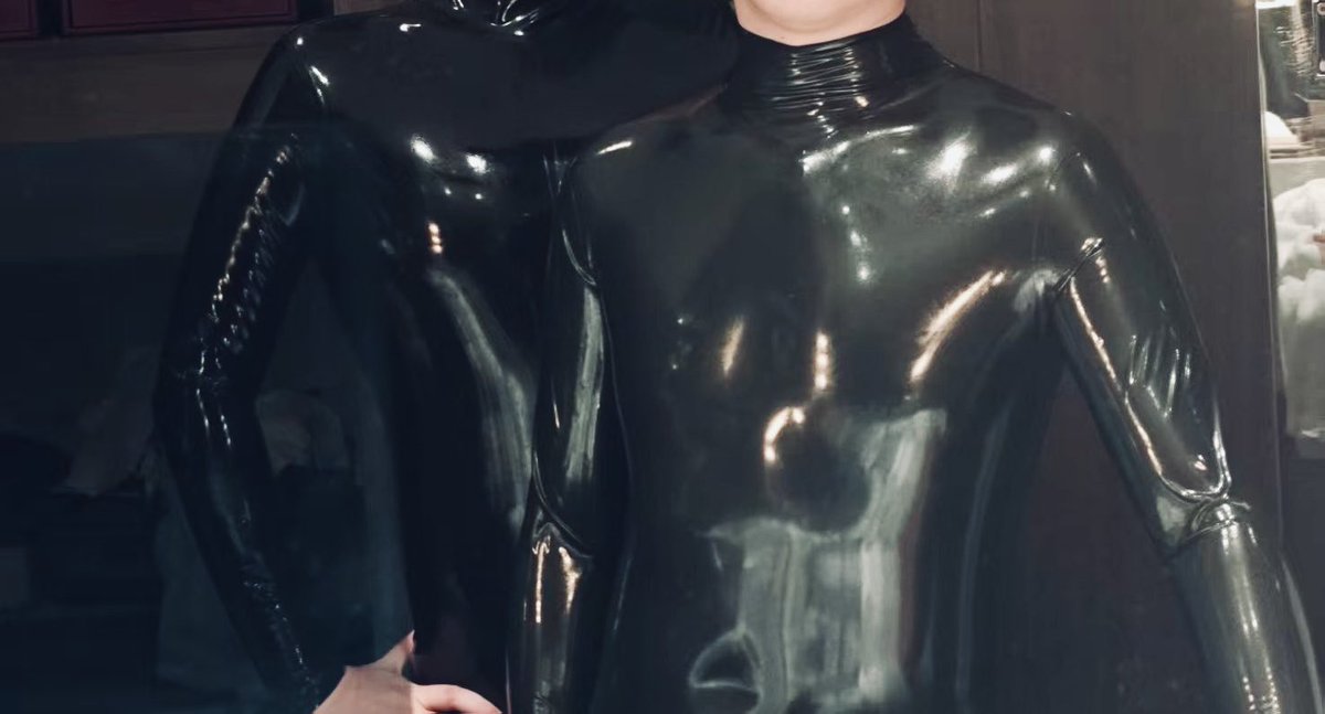 我们。
(我的这件其实是灰色的，转发的和自己发的不一样，所以再发一次👻)

<a href="/Rubber_Demon/">结束即开始</a> 
#rubber #latex