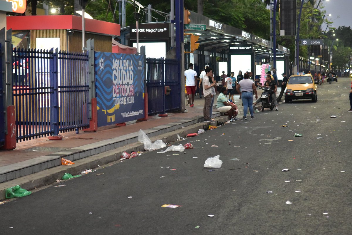 alcaldiagye's tweet photo. Tras el desfile por el Orgullo LGBTIQ+ se reportaron daños en al menos 5 vallas publicitarias privadas con graffitis y basura en Malecón Simón Bolívar y la Av. 9 de Octubre.
@urvaseo ejecuta labores de limpieza, mientras personal de la ACM y @PoliciaEcuador mantienen controles en la zona.