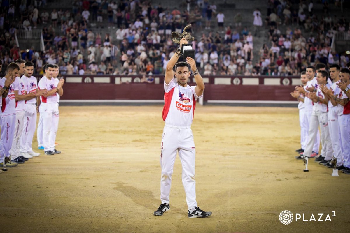 [🏆 𝗥𝗘𝗖𝗢𝗥𝗧𝗔𝗗𝗢𝗥𝗘𝗦] Jonathan Estébanez “𝑷𝒆𝒕𝒂” se hace con la primera eliminatoria del Campeonato de España de Recortadores que hemos vivido esta noche en #LasVentas.
🌙 #CénateLasVentas