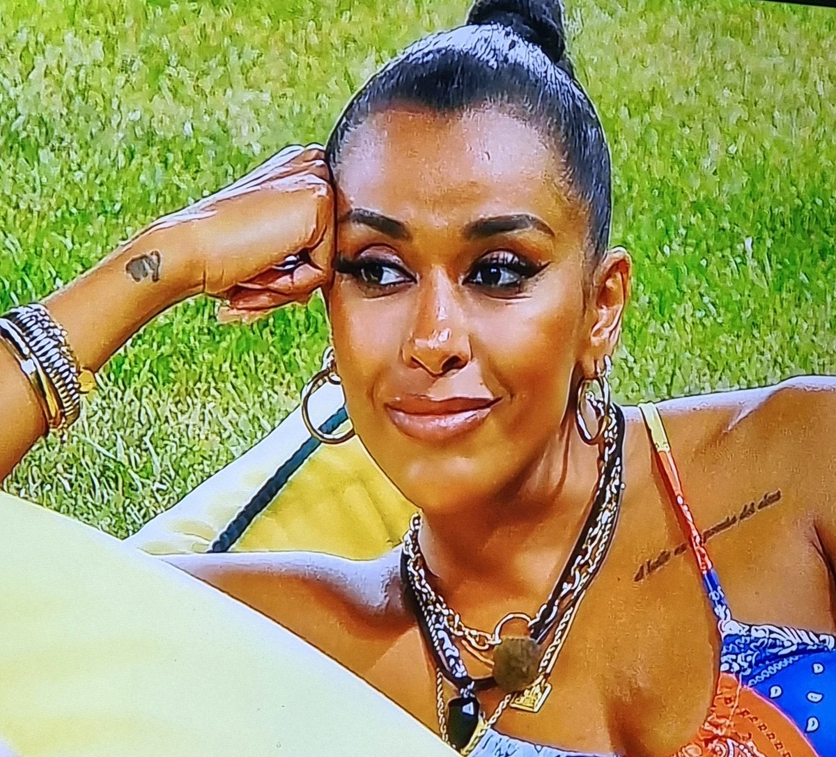 #BigBrotherGR Χριστίνα εισαι εργο τέχνης κ απο μεσα κ απο εξω 👌