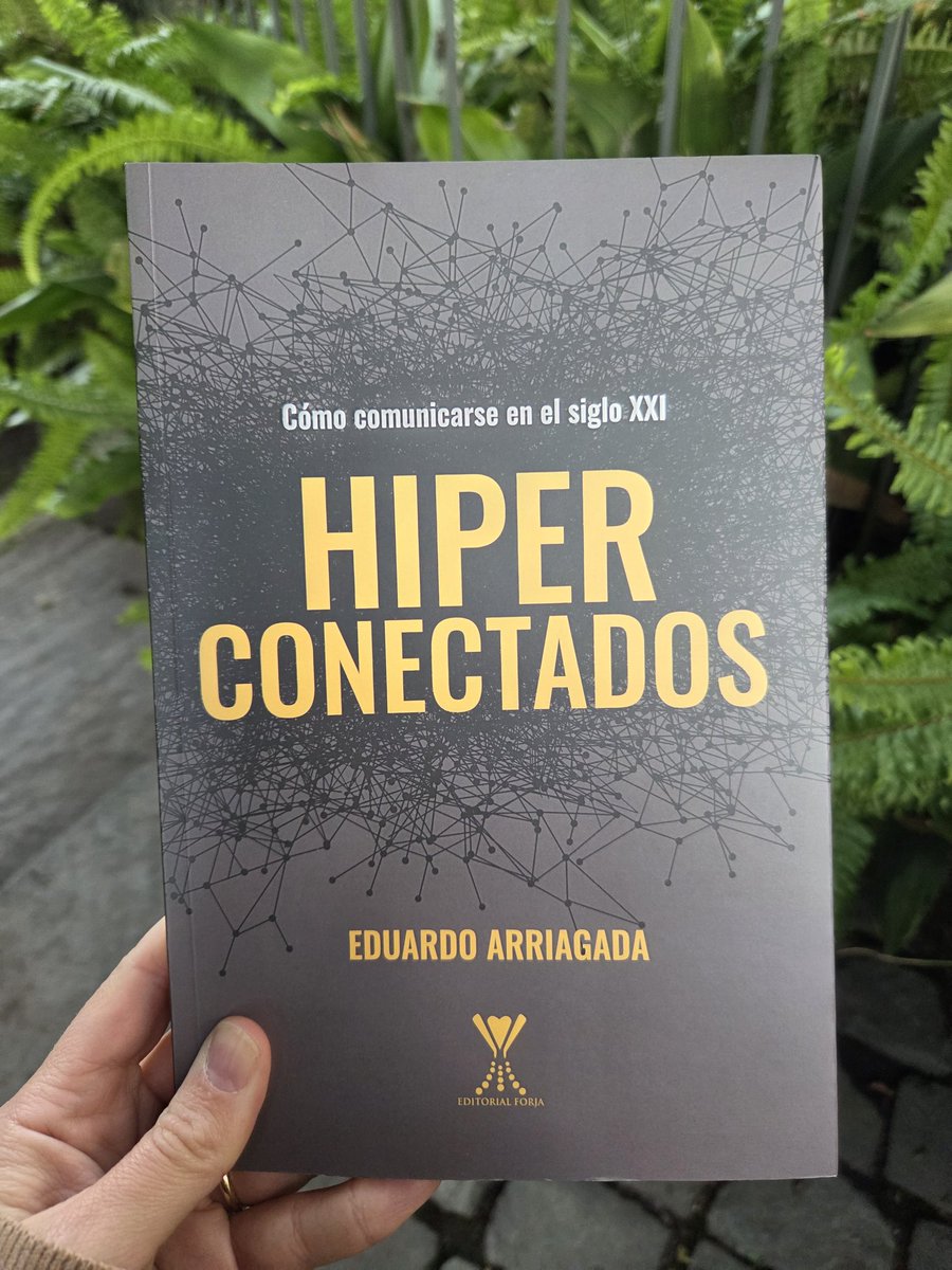 monttm's tweet image. Leyendo en físico a @earriagada a quien seguía en el espacio digital y con quien hoy tengo la gran fortuna de estar #hiper #conectada en torno a nuestra querida y compartida comunidad que es la @ucatolica