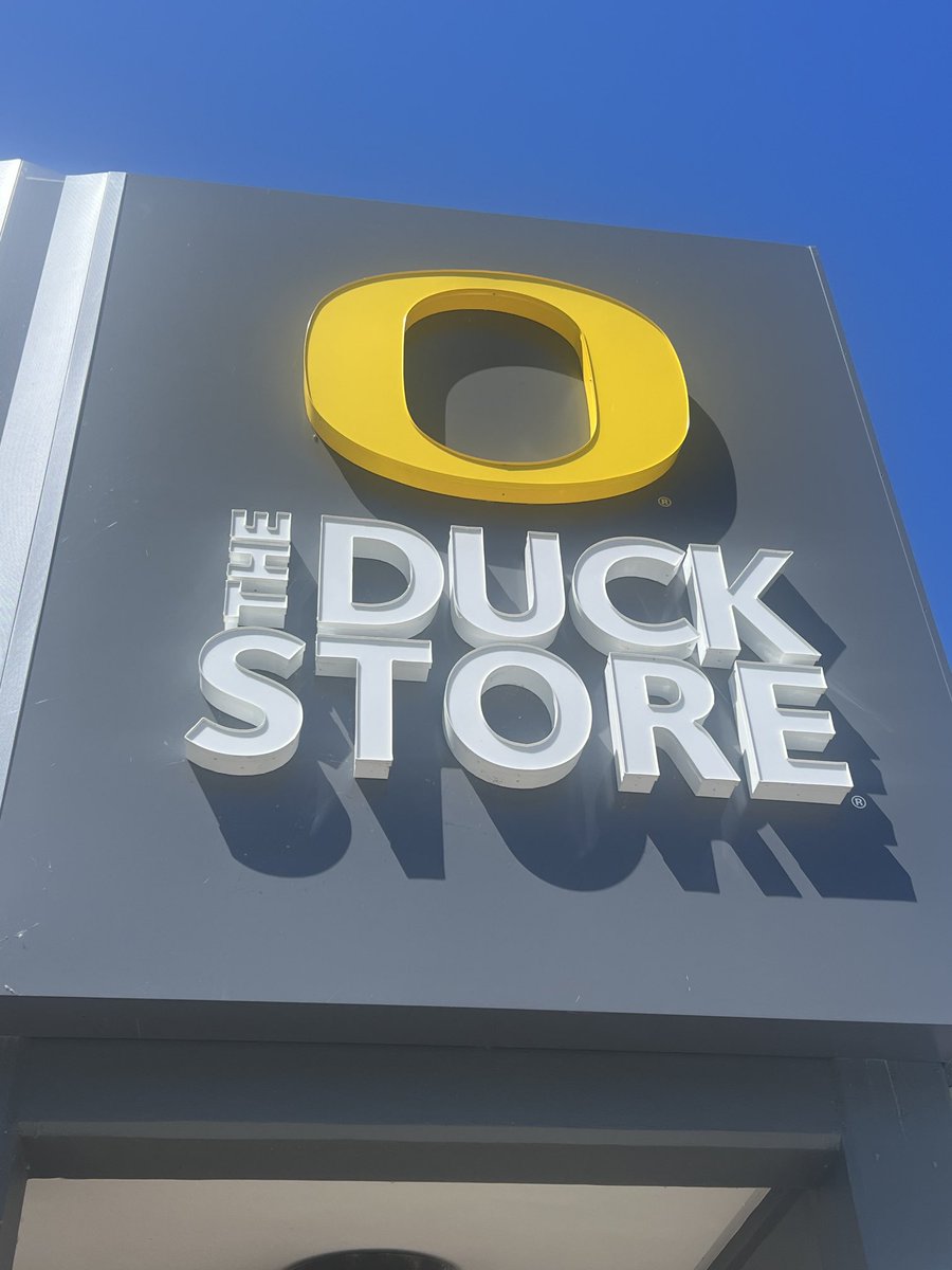 LaurasMiscMovie's tweet photo. Hitting all the fave places in Eugene today. Nothing but green yellow black and white as far as can be seen… #DuckStore https://t.co/xAPGs0iCid