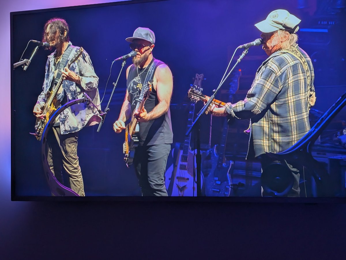 dazphillips74's tweet image. No F*cking fireworks, no f*cking pyrotechnics, no choirs, no dancers, no running about like a 5 year old, no cheesy special guests, no sh*te banter, just a brilliant headline set by @Neilyoung and a fantastic band. Loving it👌
#bbcglasto
#Glastonbury2025
#neilyoung