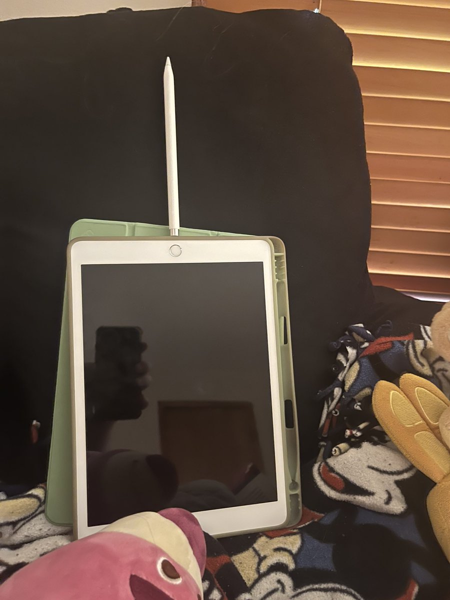 charging a first gen apple pencil is so funny like LOLLLLLLLLLL