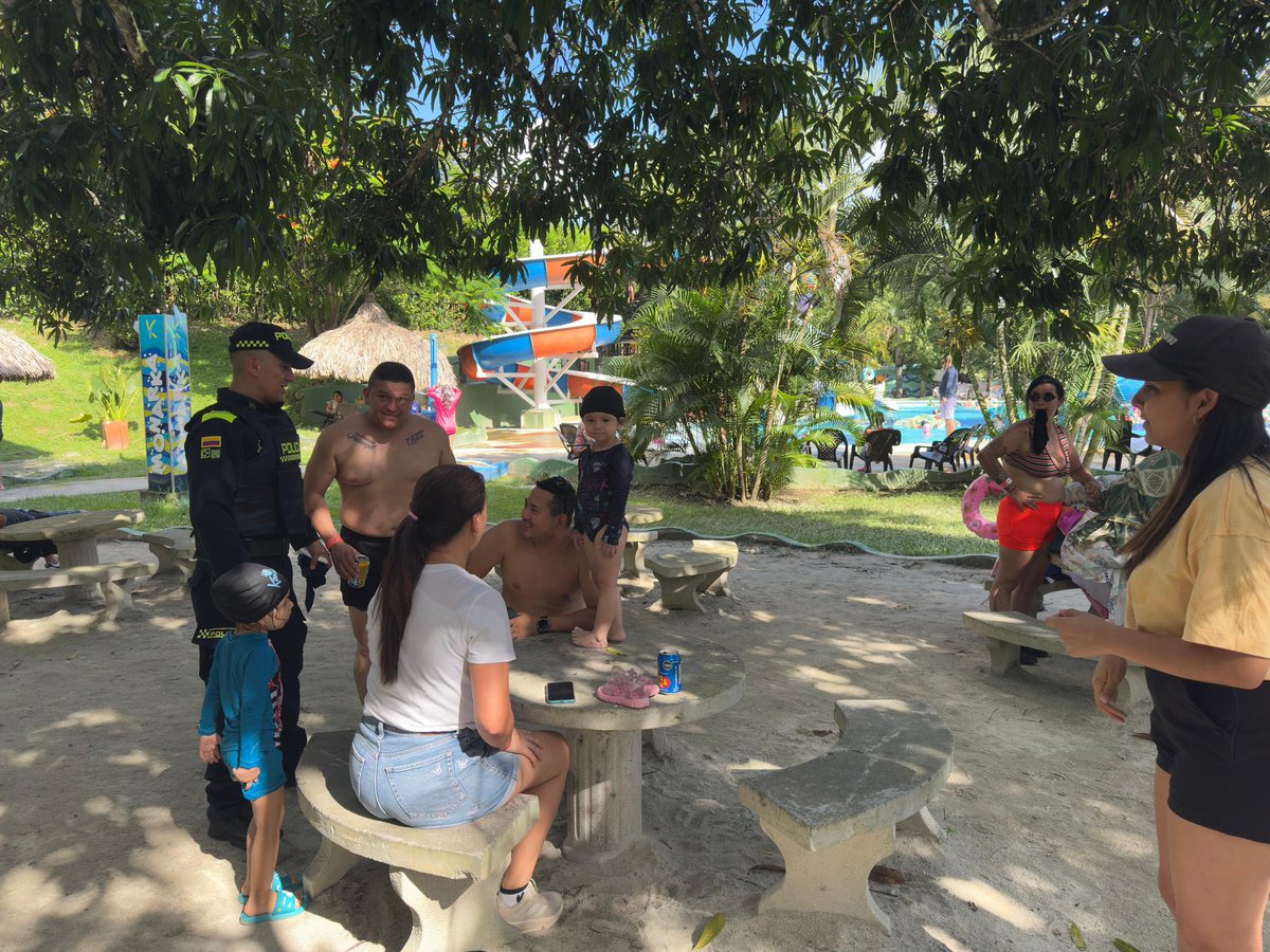 Policiantioquia's tweet photo. En #SantaFeDeAntioquia, en el marco de la estrategia #ActuandoPorAntioquia y #TurismoSeguro, instalamos stand informativo en el Parque Acuático Canaloa durante el Festival de Verano, promoviendo la protección al turismo, patrimonio, infancia y adolescencia, con recomendaciones de seguridad en cuerpos de agua. 💚☀️🚔