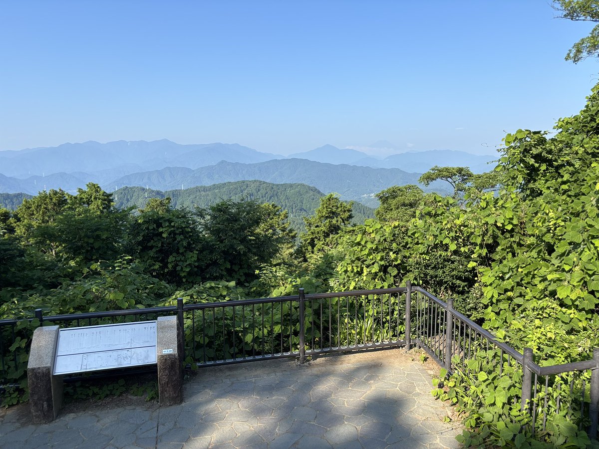 dee_walksnaps's tweet photo. 今日の高尾山山頂🗻
早朝なら富士山もよく見えます😊 https://t.co/ifi1ytmLqm