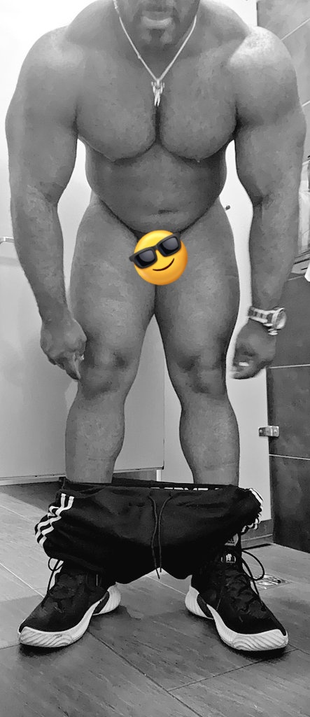joshflexing255's tweet photo. Happy #flexsaturday
#posing
#bicepflex https://t.co/PyKW9sWqhV